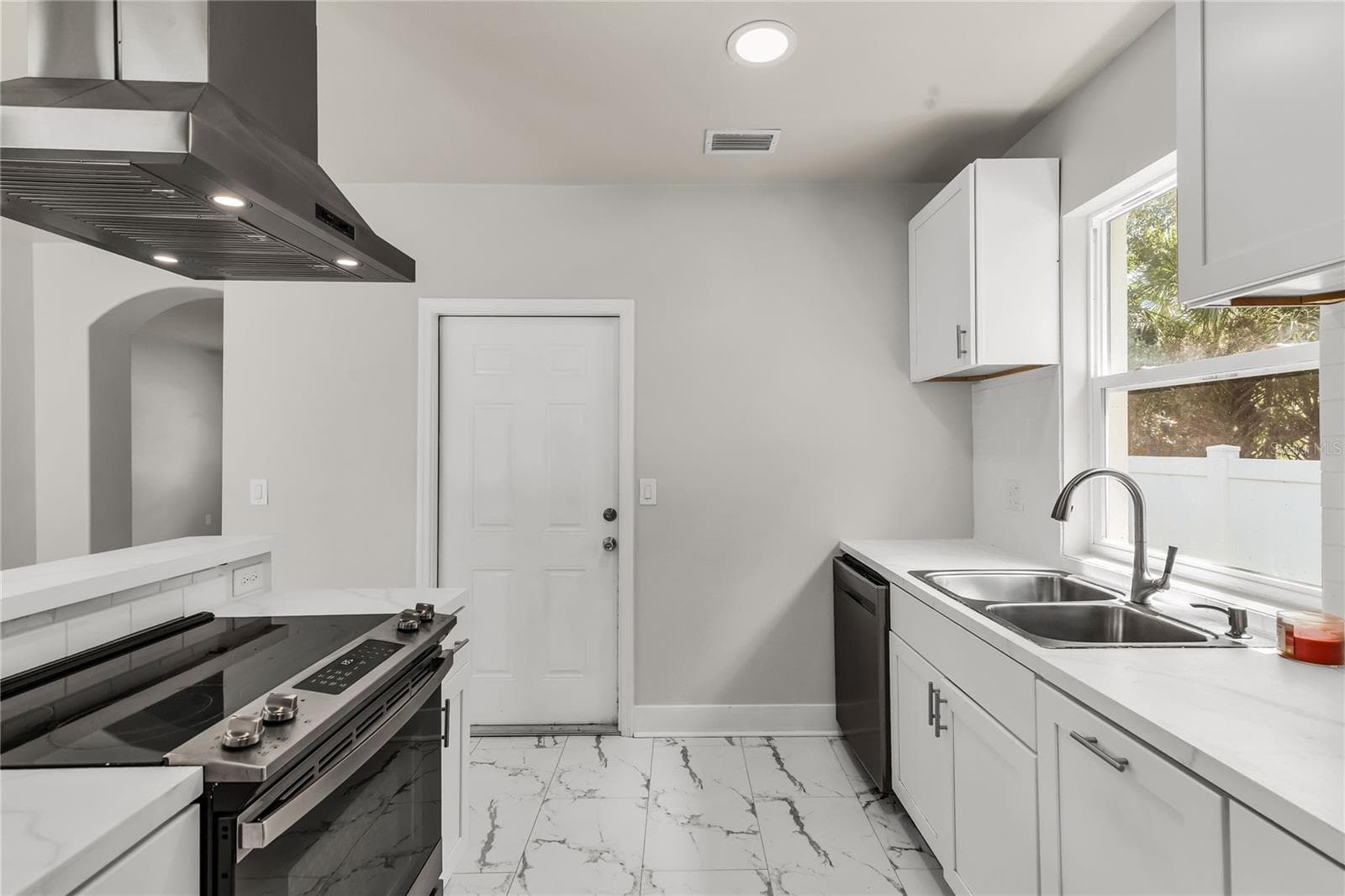 Kitchen features granite countertops, modern subway tile backsplash and stainless steel appliances. - 3954 S SANFORD AVE, SANFORD