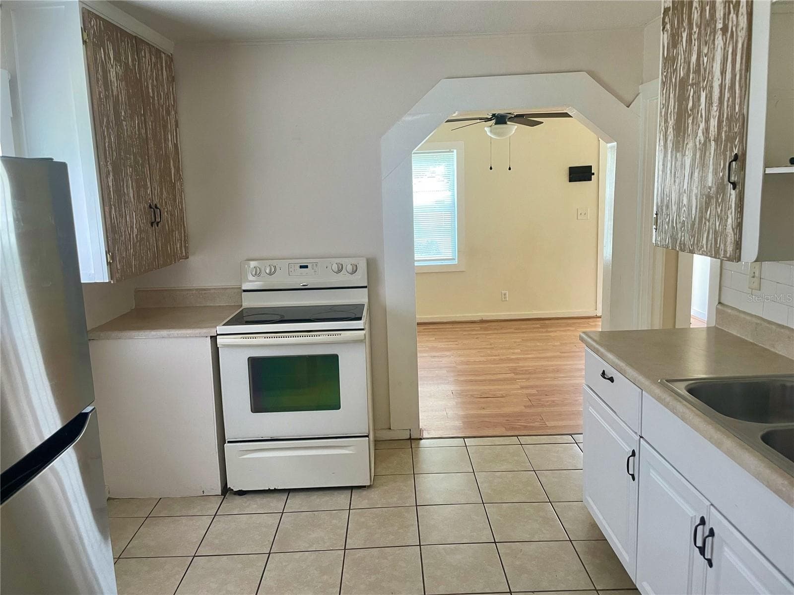 Single Family Residence at 1811 E MAIN ST, LAKELAND, photo 6 of 10