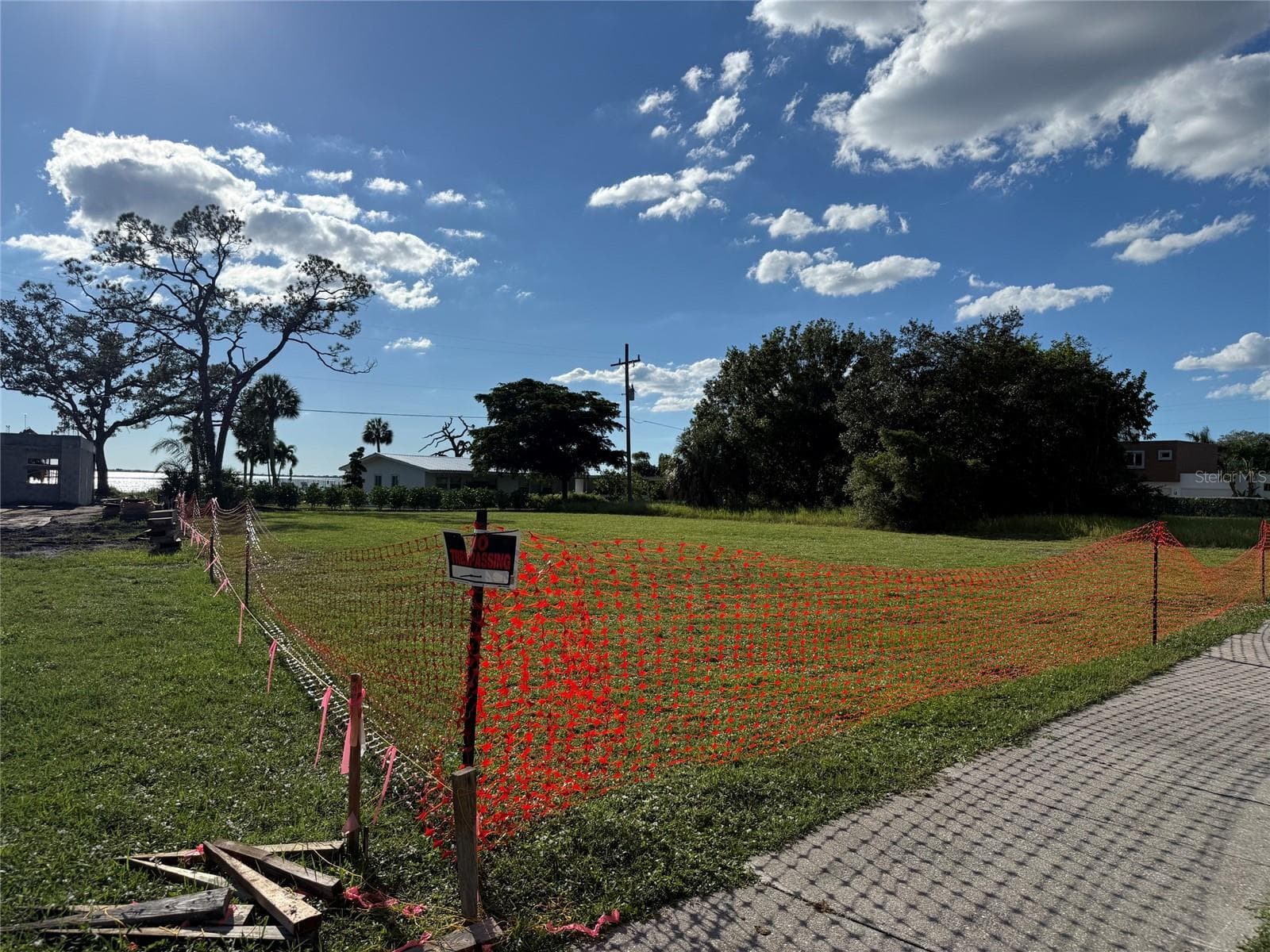 Property line (south side) - 7510 WESTMORELAND DR, SARASOTA