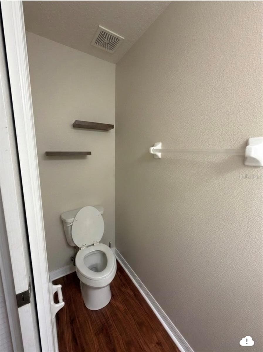 Half Bathroom - 8103 TAR HOLLOW DR, GIBSONTON