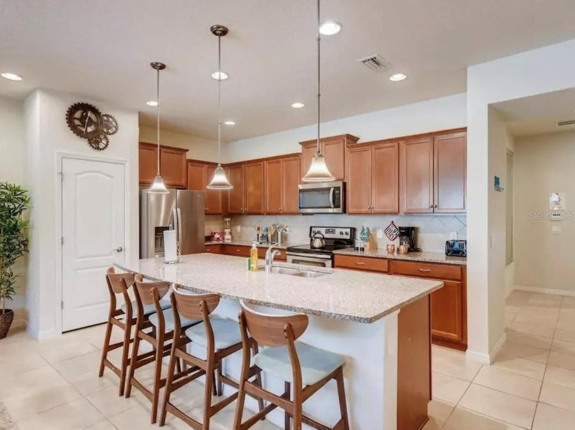 KITCHEN WITH BREAKFAST BAR - 8843 GENEVE CT, KISSIMMEE