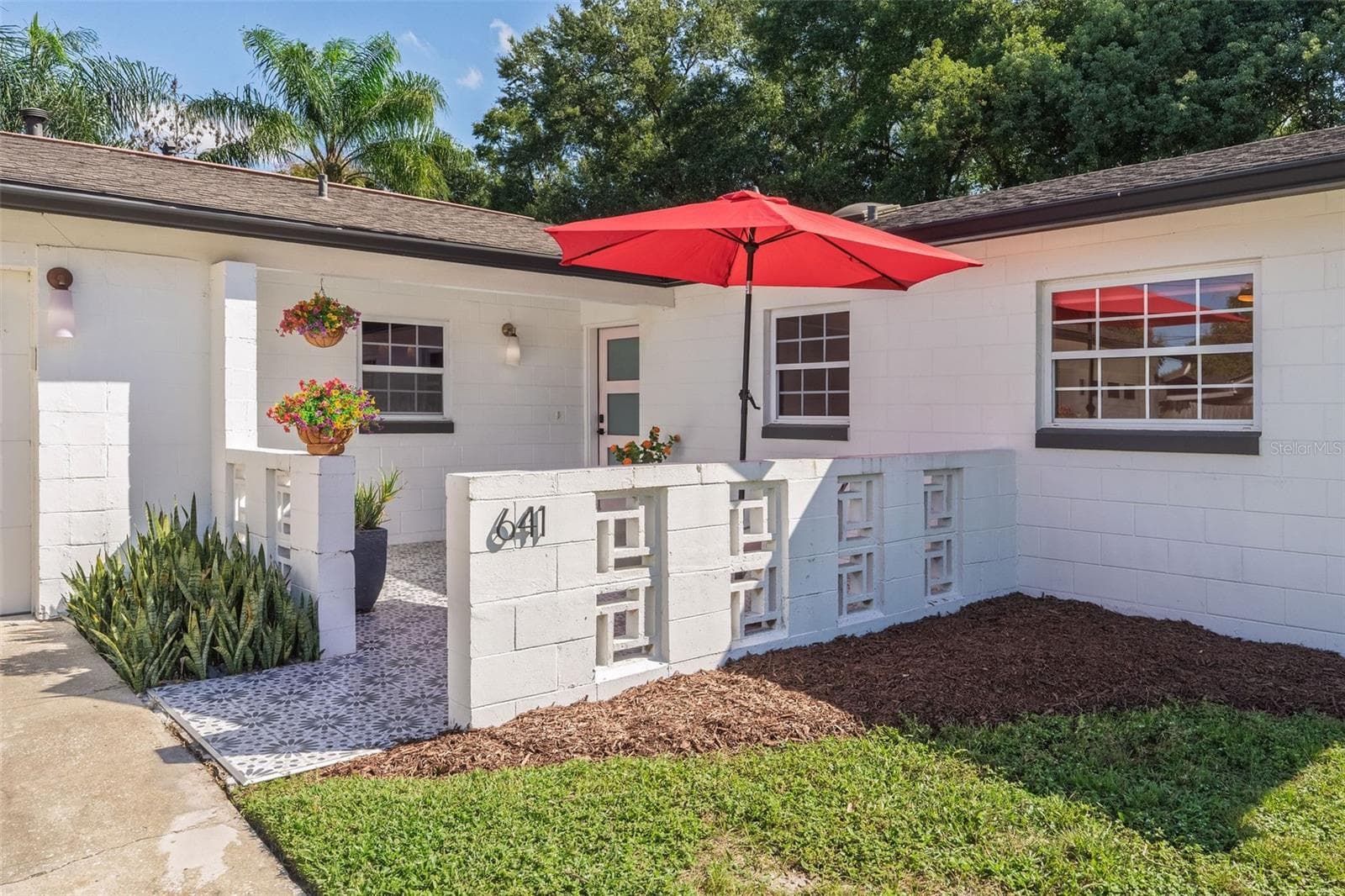 Inviting front patio - 641 SHERWOOD DR, ALTAMONTE SPRINGS