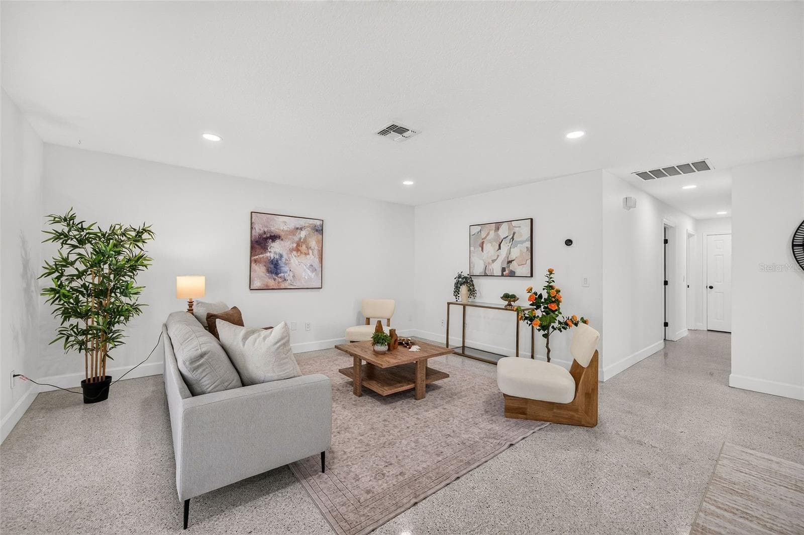 Living room with hallway to 3 bedrooms - 641 SHERWOOD DR, ALTAMONTE SPRINGS