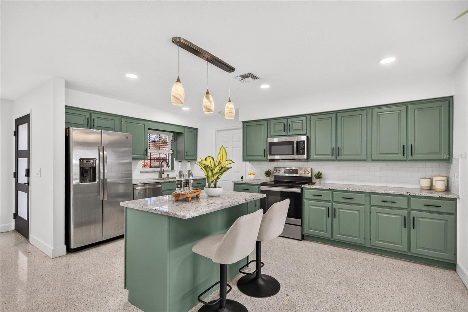Granite topped kitchen island - 641 SHERWOOD DR, ALTAMONTE SPRINGS