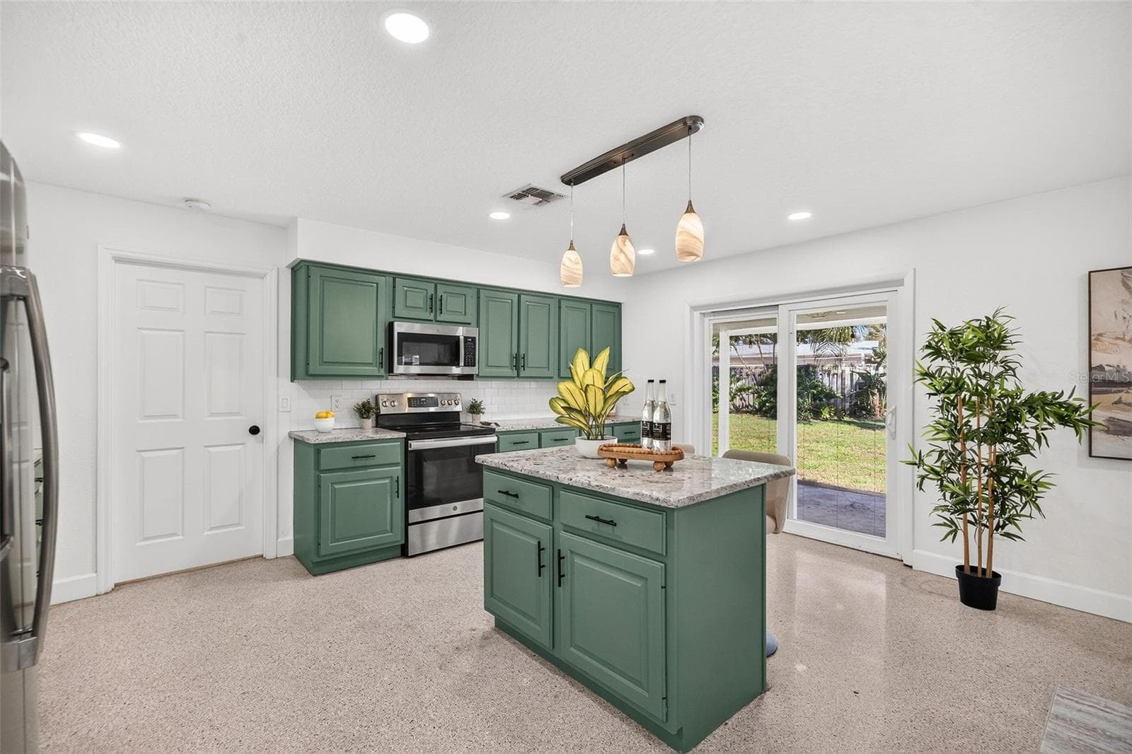Side door leads to interior laundry room and garage - 641 SHERWOOD DR, ALTAMONTE SPRINGS