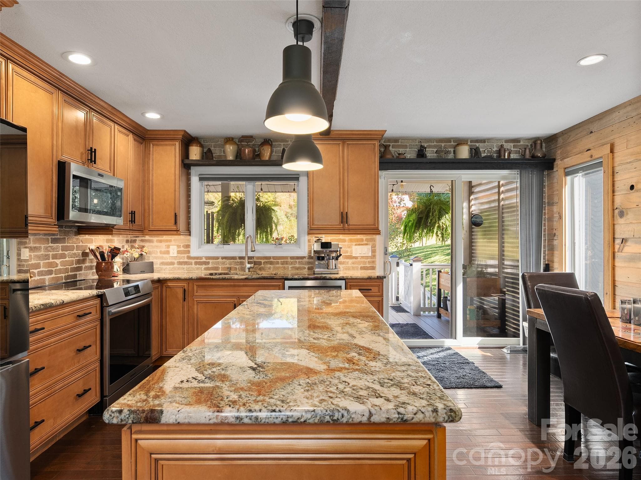 Long kitchen island - beautiful granite countertop. - 43 Eagle Ridge, Clyde