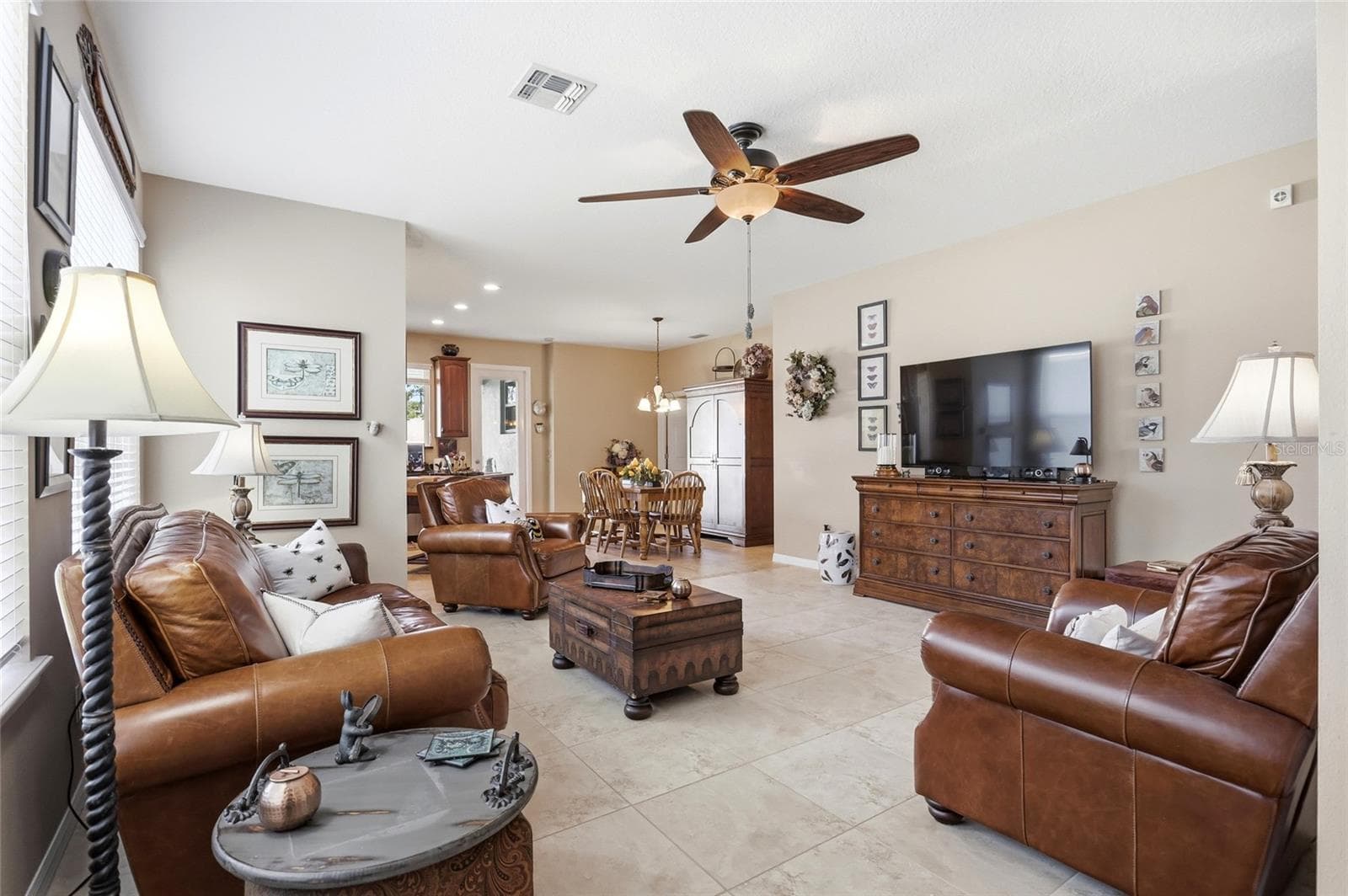 Open Floor plan Living room - 1416 LEXINGTON AVE, DAVENPORT