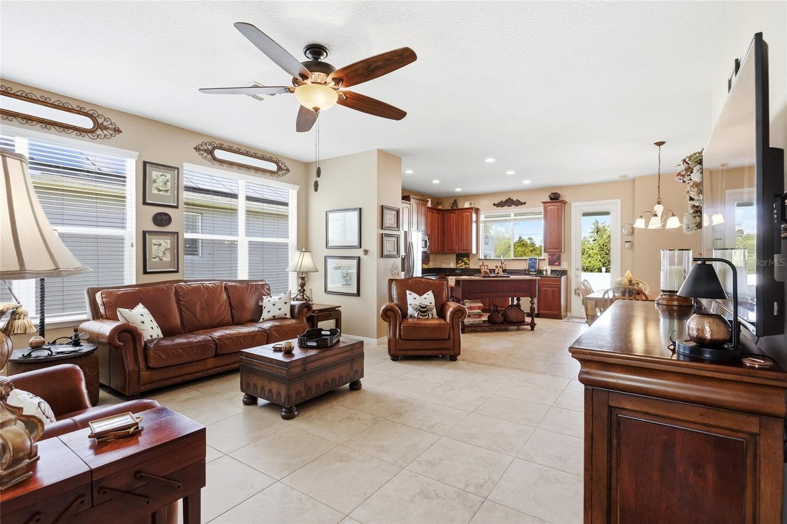 Large Living Room - 1416 LEXINGTON AVE, DAVENPORT