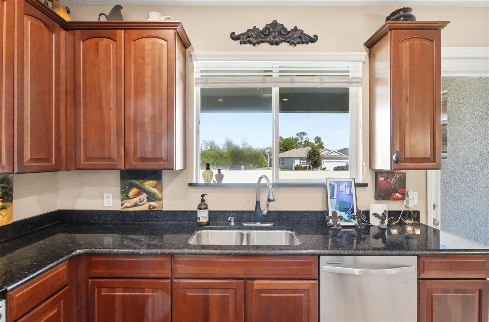 Kitchen overlooking backyard - 1416 LEXINGTON AVE, DAVENPORT