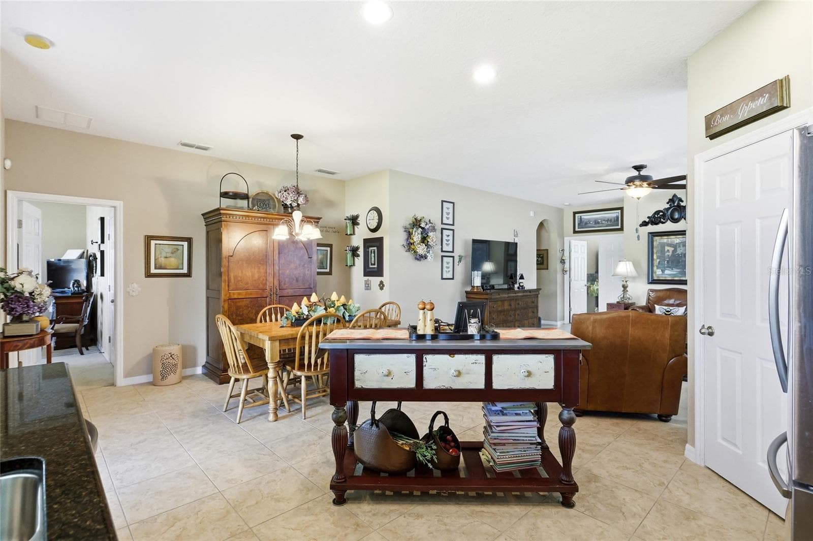 Kitchen looking into Living area - 1416 LEXINGTON AVE, DAVENPORT
