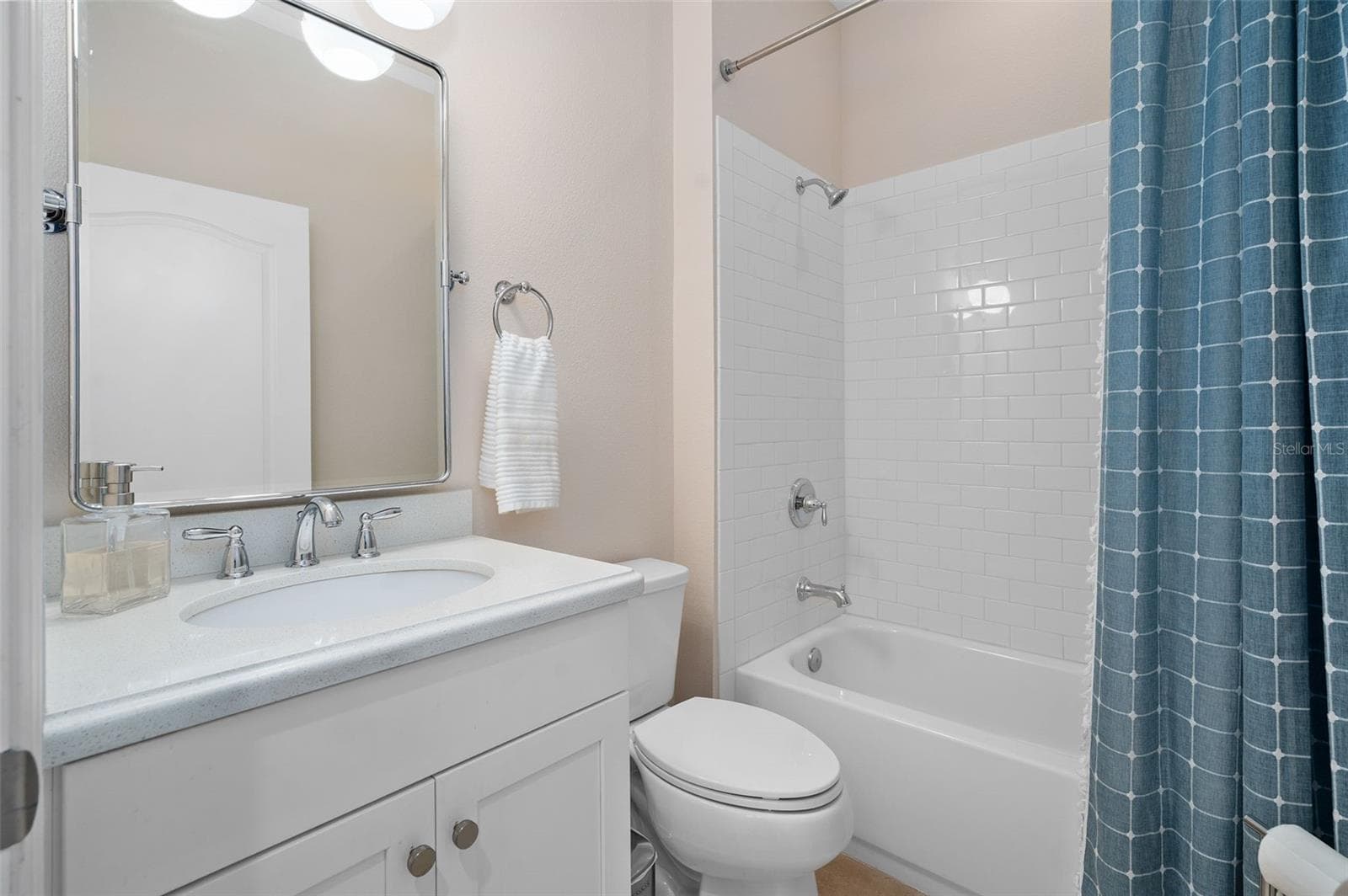 Bathroom 3 is adjacent to Bedroom 3 and the Foyer - 1038 TIMBERVALE TRL, CLERMONT
