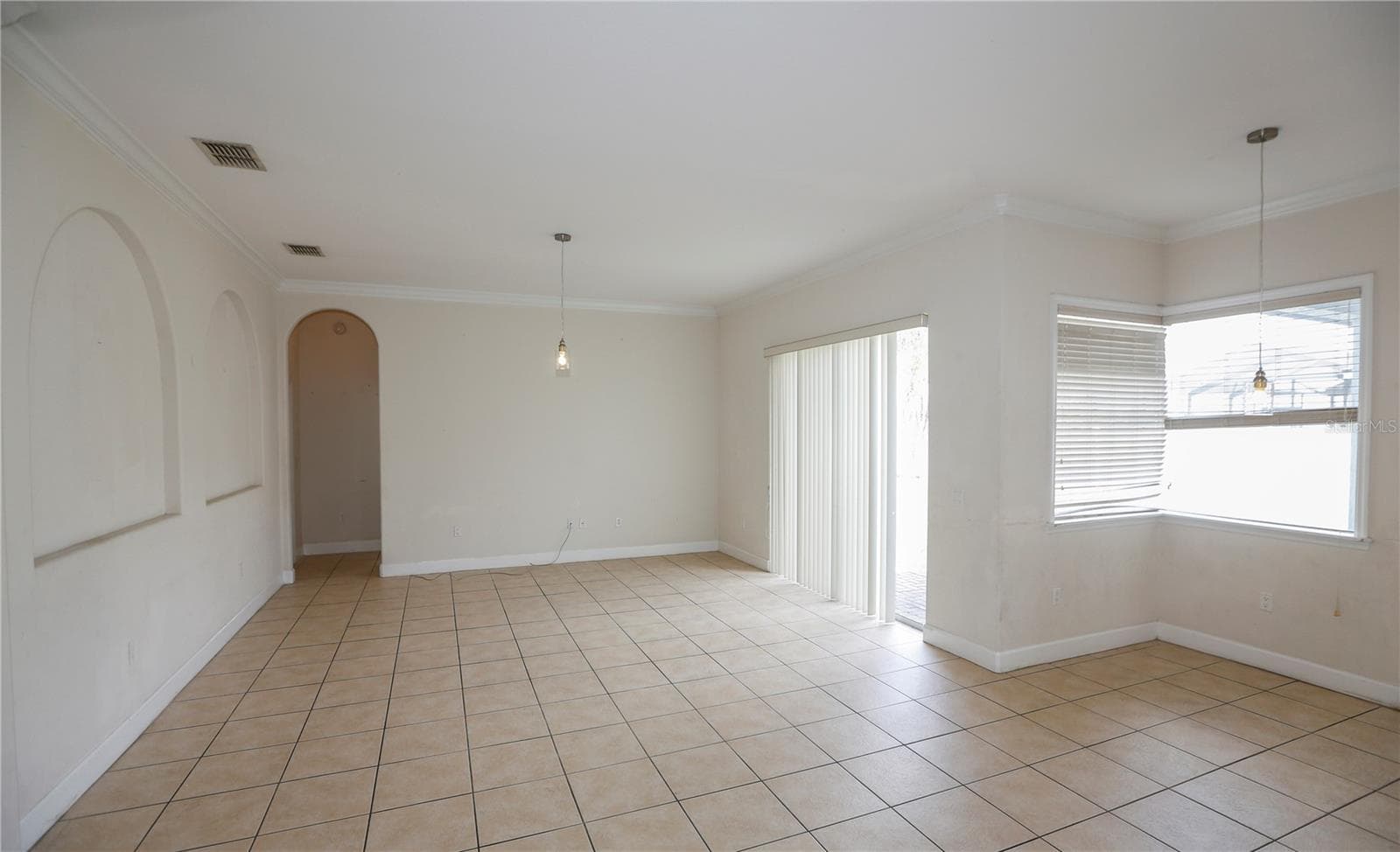 breakfast nook in family room - 6829 BUSHNELL DR, LAKELAND