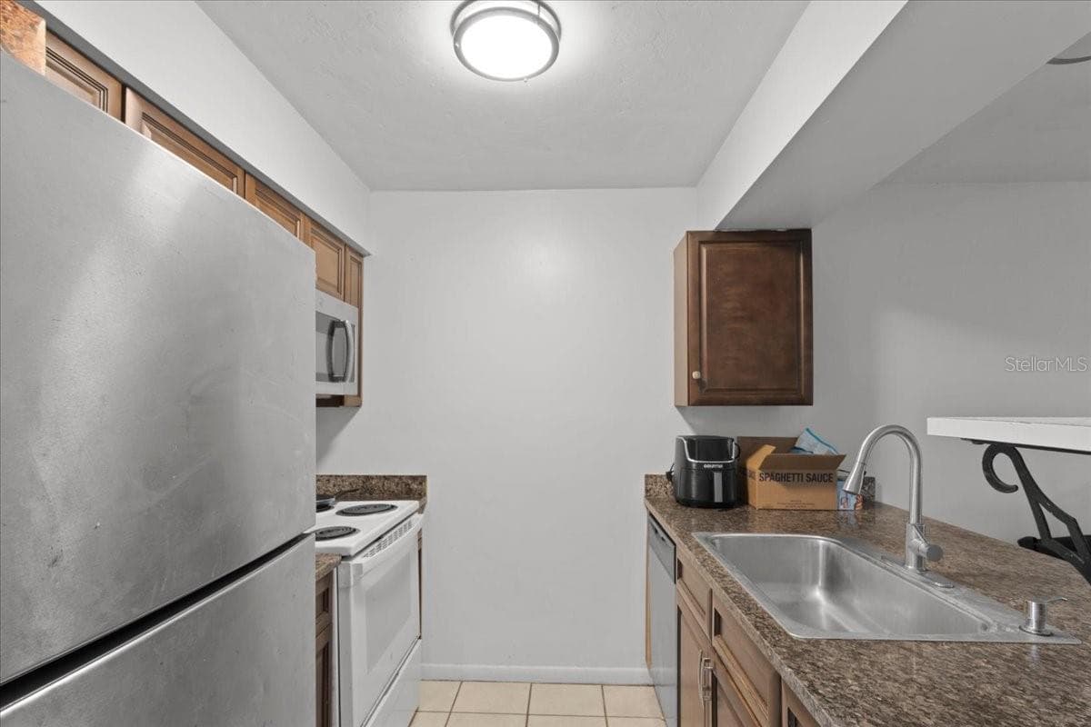 Updated counters, appliances and cabinets. - 7034 SW 17TH PL, GAINESVILLE