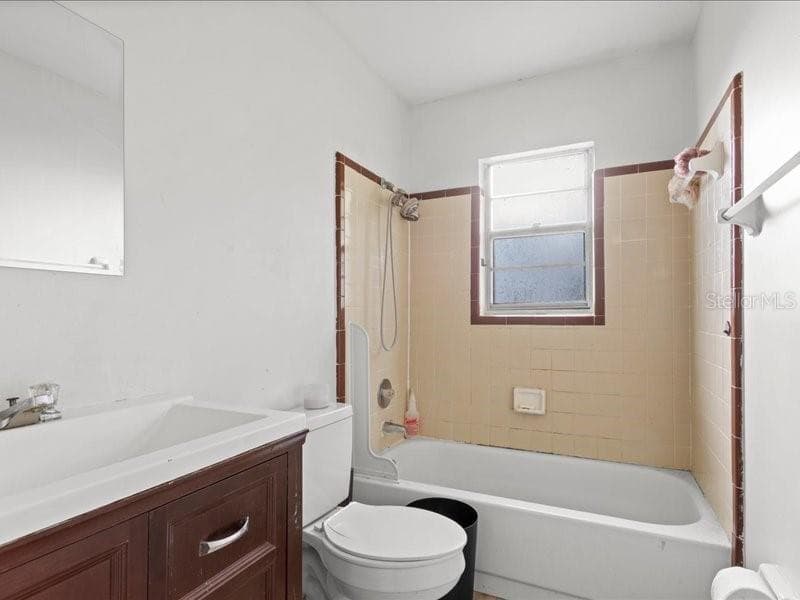 Upstairs bathroom - 7034 SW 17TH PL, GAINESVILLE