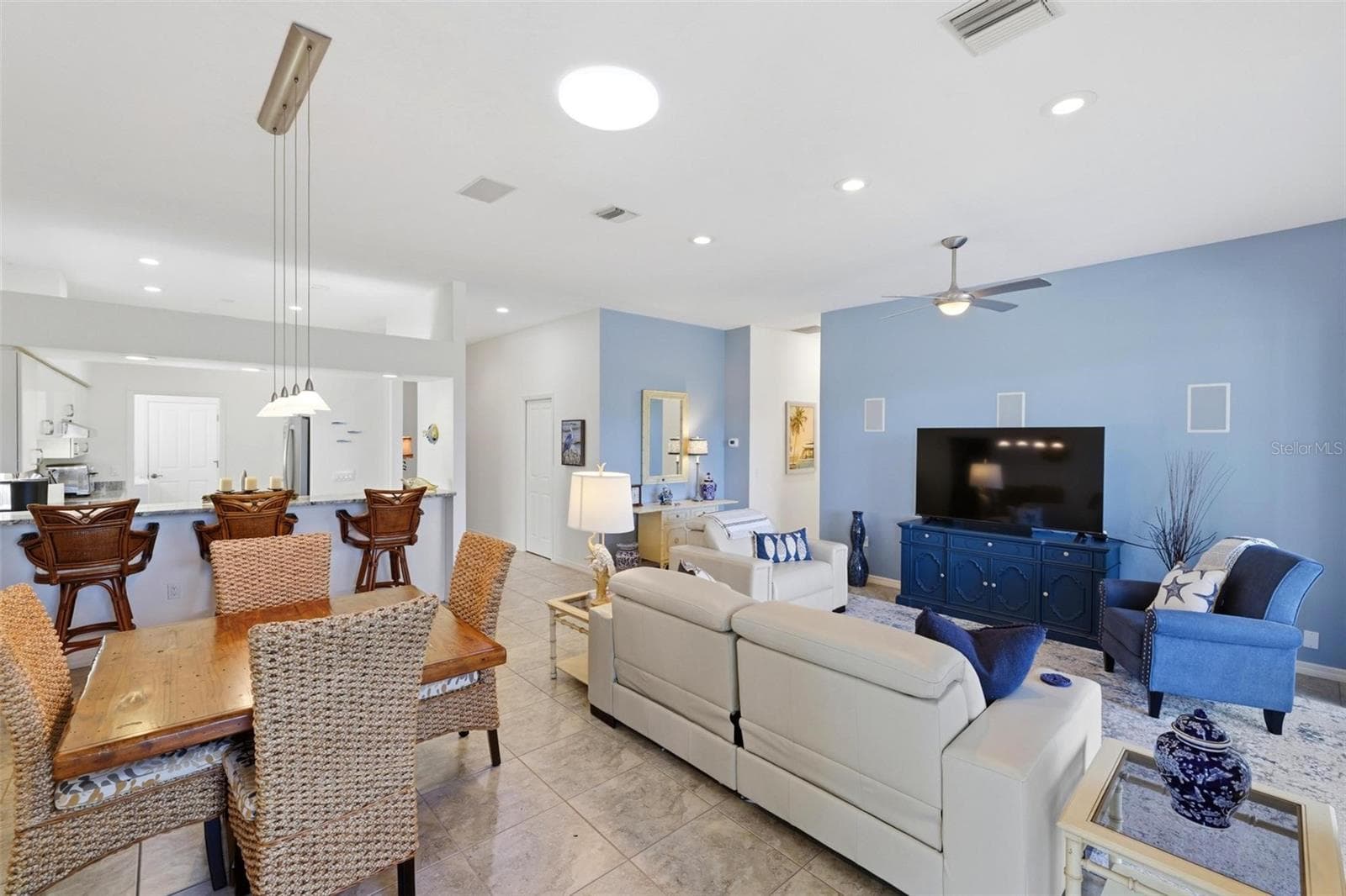 dining/living areas open to breakfast bar/kitchen - 687 LAKESCENE DR, VENICE