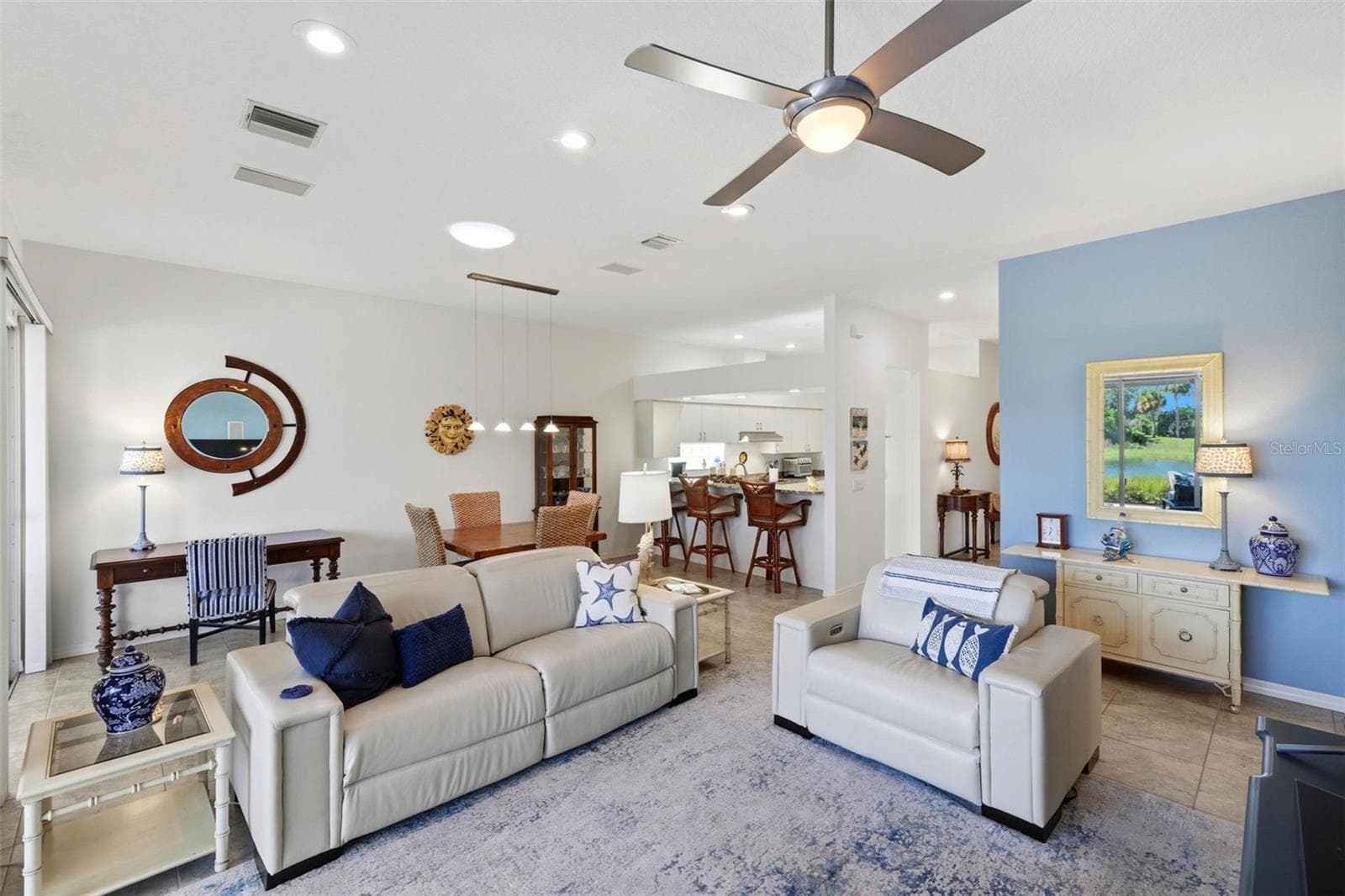 Open concept living - 687 LAKESCENE DR, VENICE
