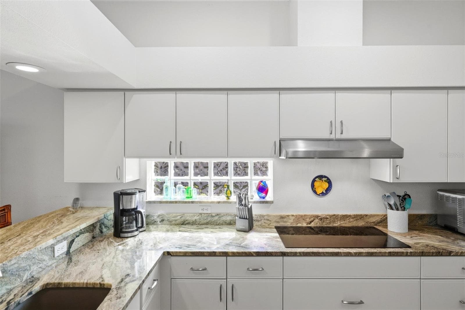 Kitchen with granite counters, glass cooktop - 687 LAKESCENE DR, VENICE
