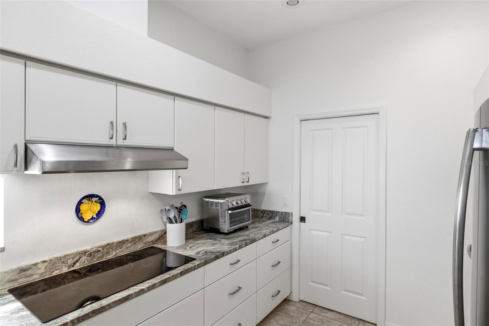 Kitchen with pocket door to laundry room - 687 LAKESCENE DR, VENICE