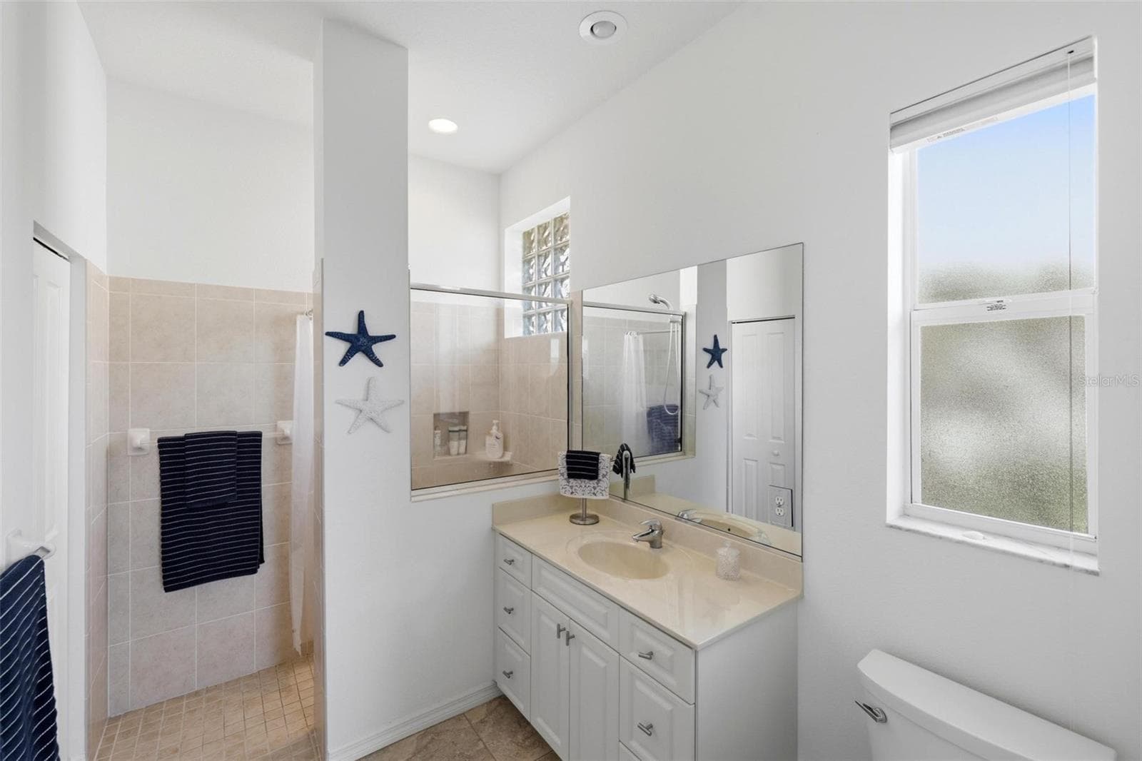 Primary en suite with walk-in shower - 687 LAKESCENE DR, VENICE