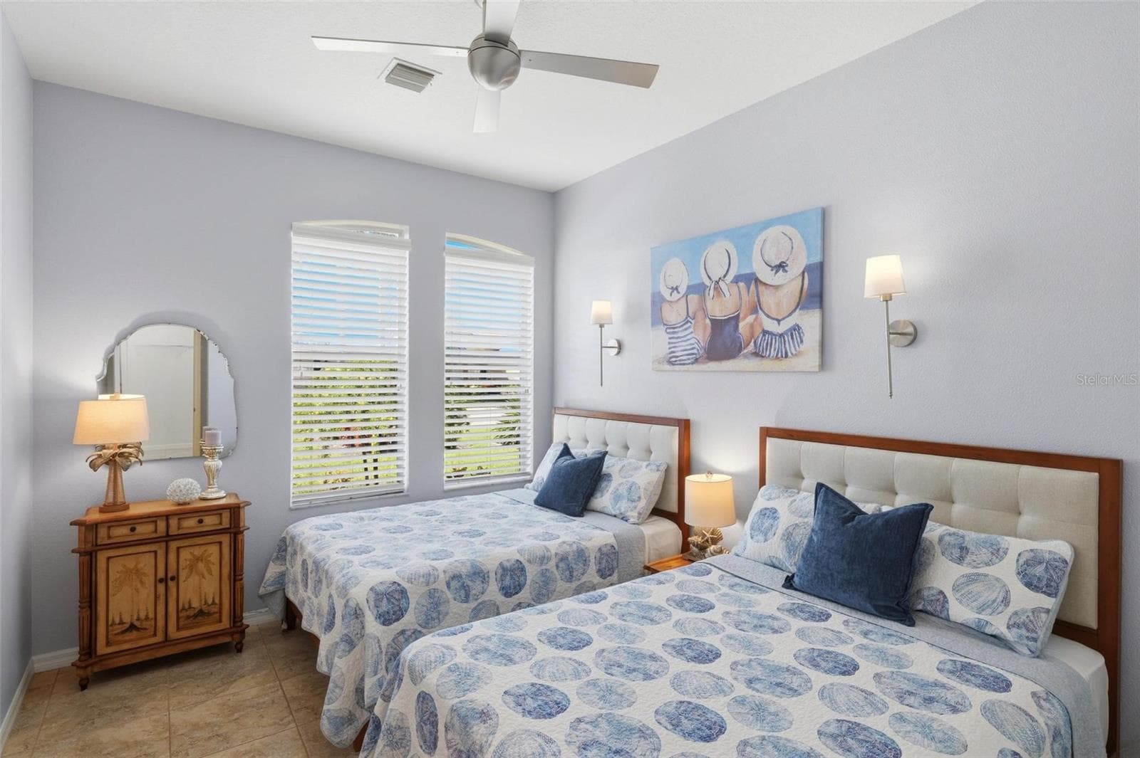 Spacious guest bedroom - 687 LAKESCENE DR, VENICE