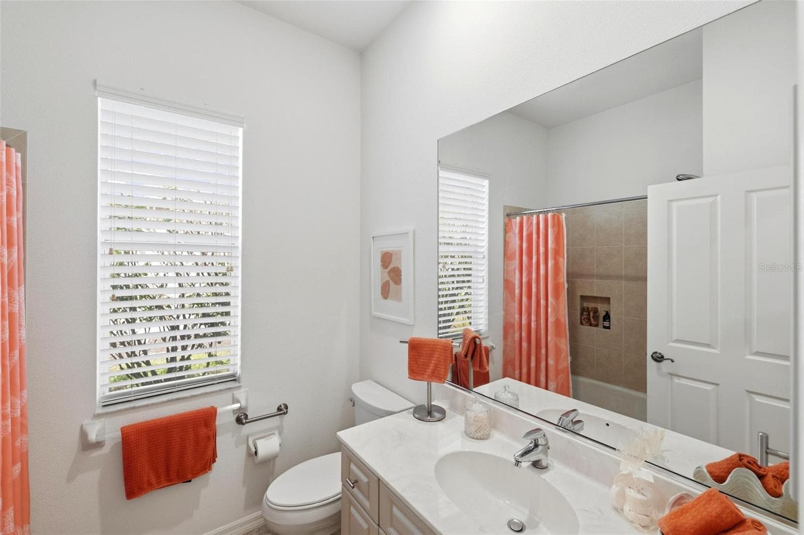 Guest bathroom with tub/shower combo - 687 LAKESCENE DR, VENICE