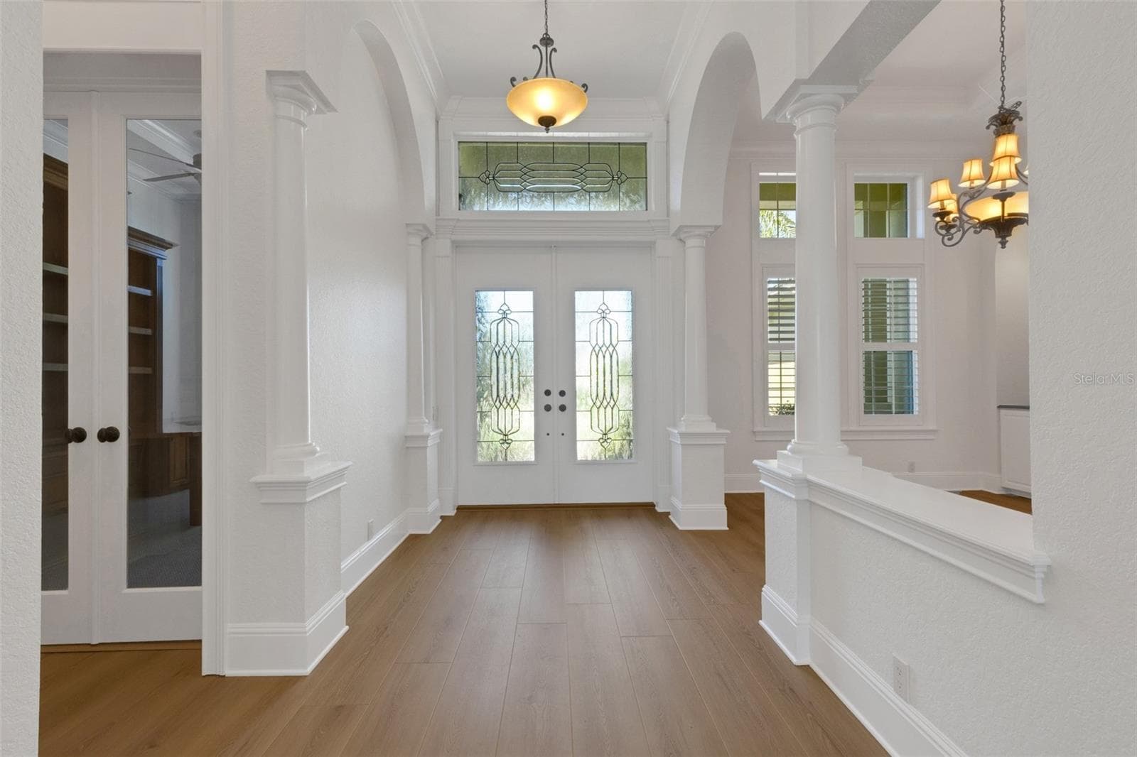 The wide gallery style foyer "WOW's" visitors from the start. - 6562 EAGLE VIEW LOOP, LAKELAND
