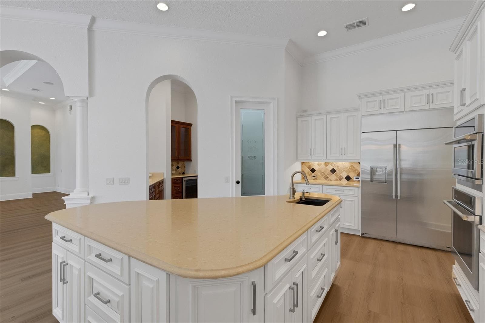 a large central island with an additional prep-sink, walk-in pantry and butler's pantry & bar alcove. - 6562 EAGLE VIEW LOOP, LAKELAND