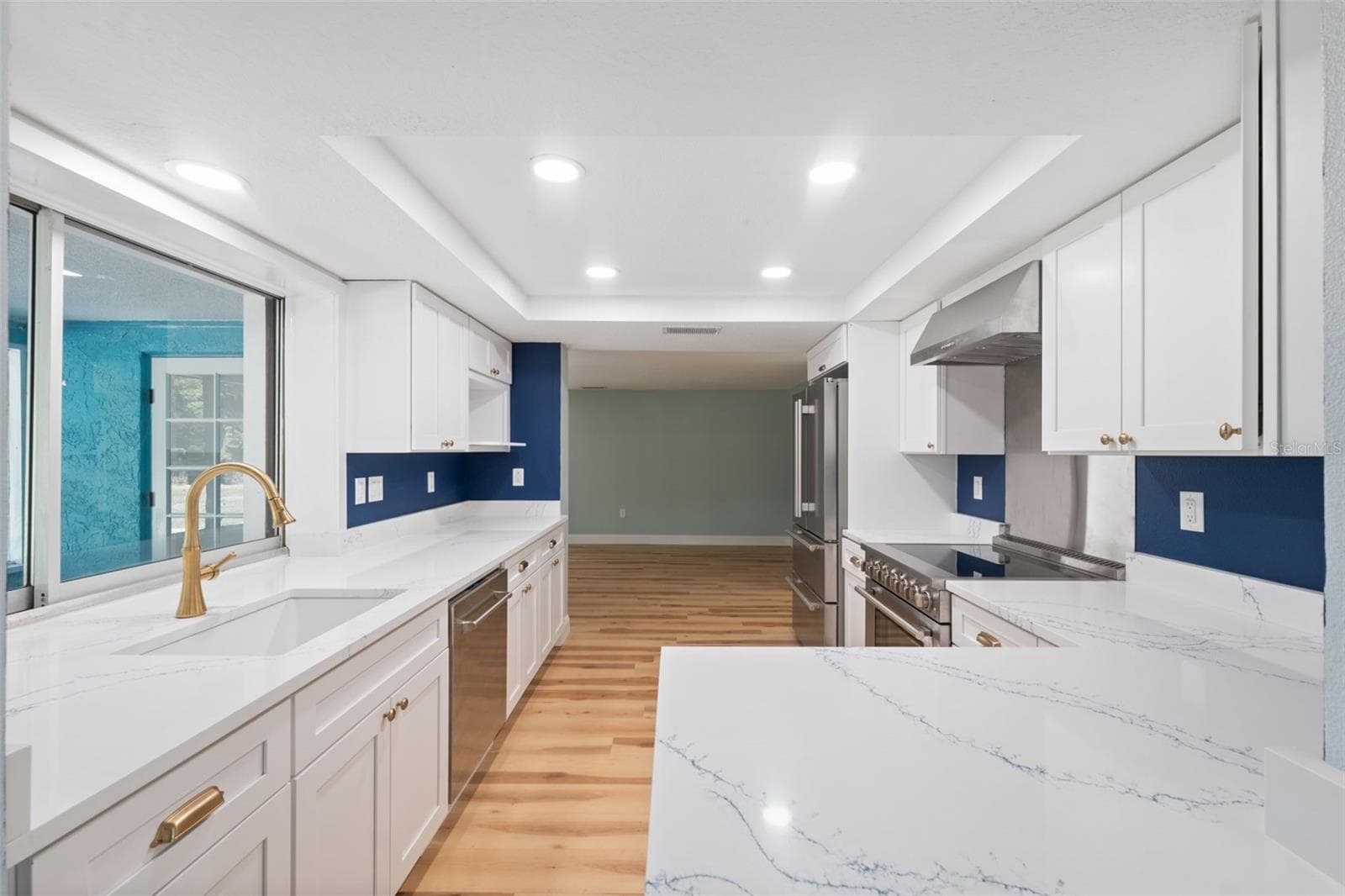 KITCHEN - 8103 GULF WAY, HUDSON