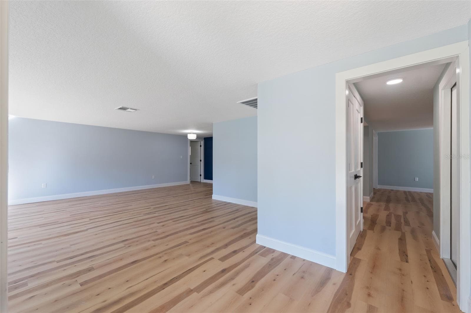 ENTRYWAY /LIVING ROOM - 8103 GULF WAY, HUDSON