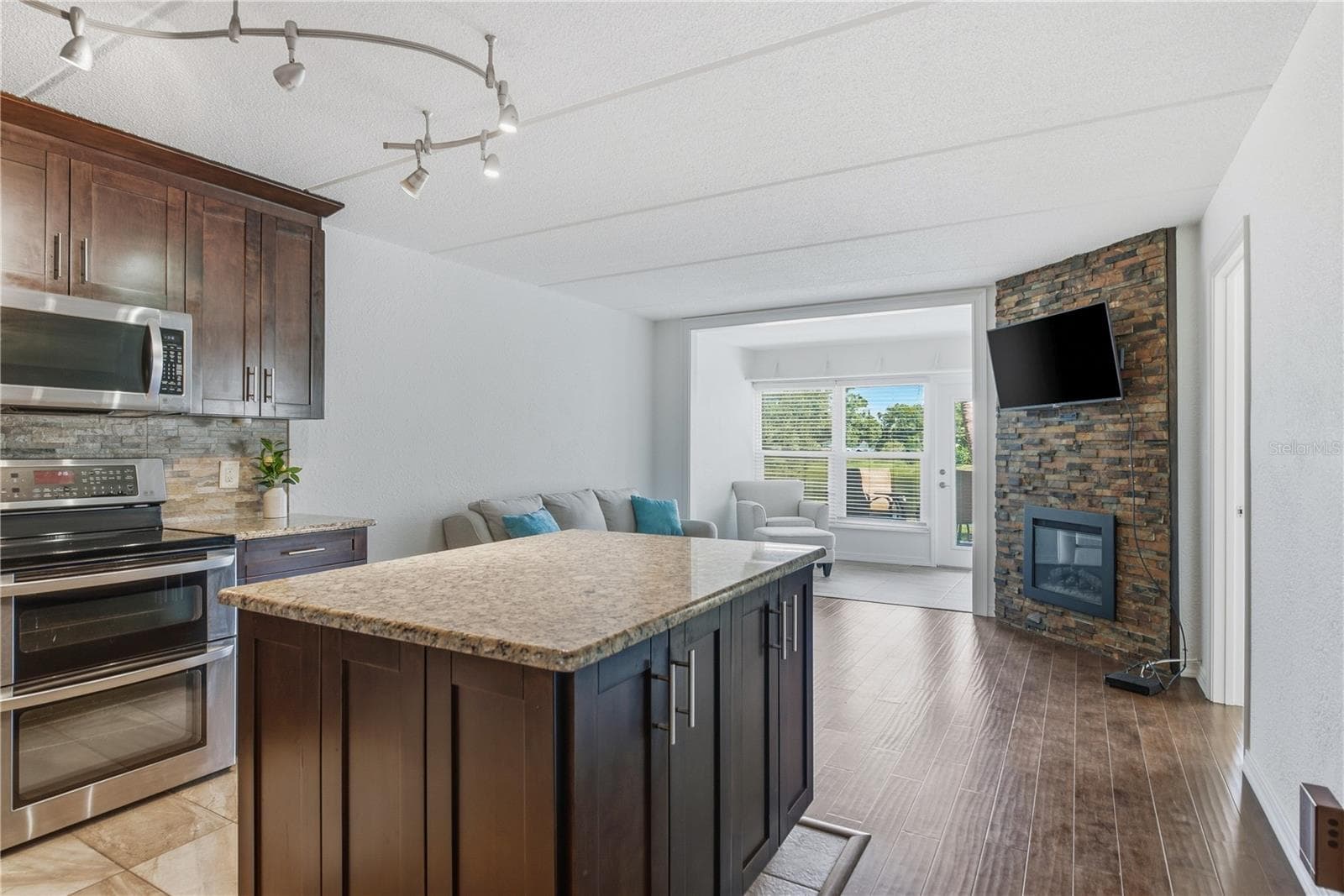 Kitchen flows into family room - 821 DELEON CT #109, DUNEDIN
