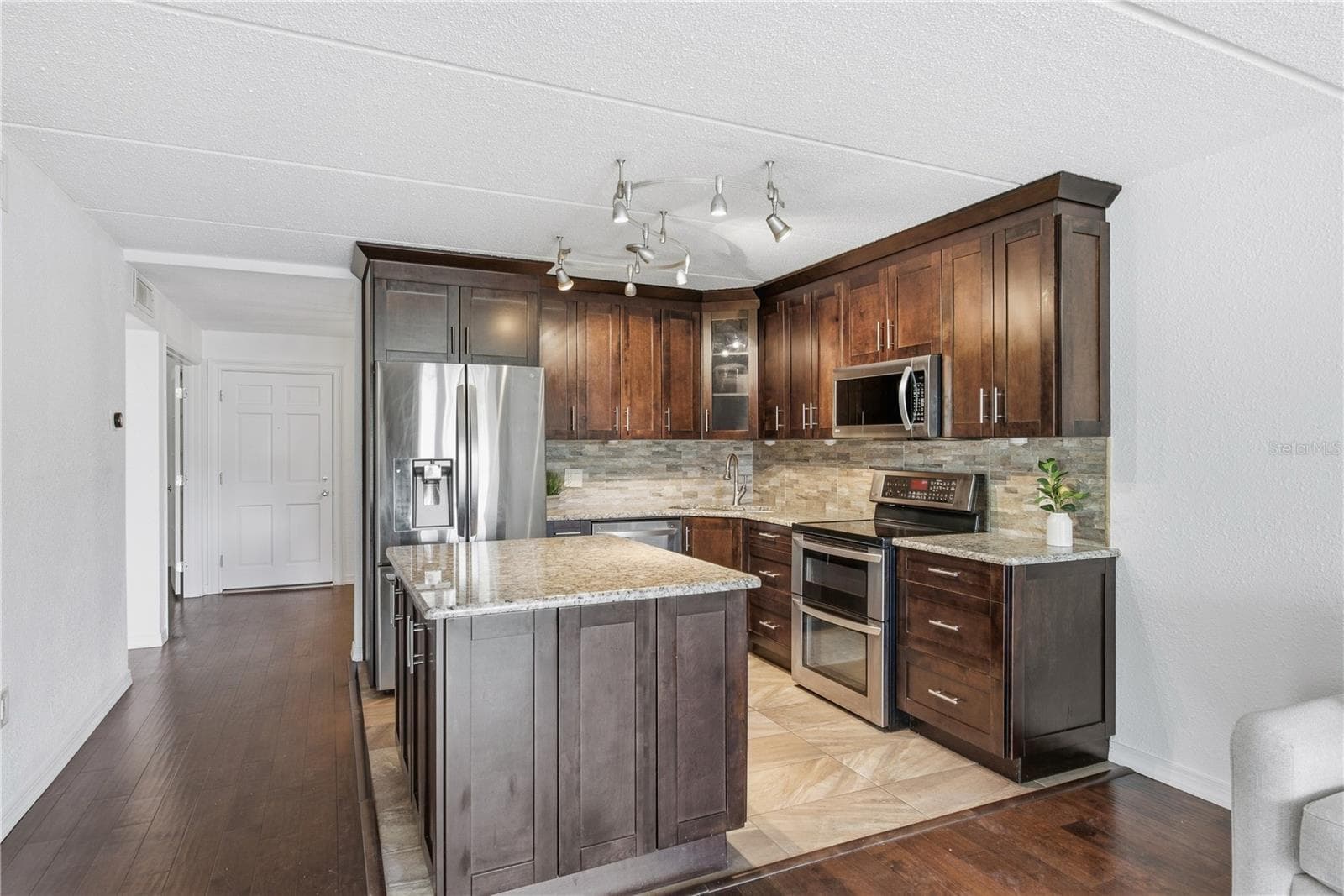 Full kitchen view - 821 DELEON CT #109, DUNEDIN