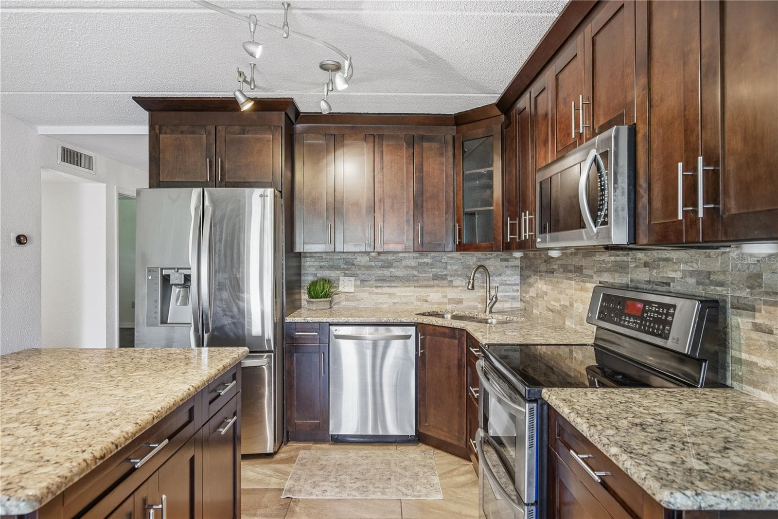 Kitchen, stainless steel appliances, wood cabinets, Granite countertops - 821 DELEON CT #109, DUNEDIN