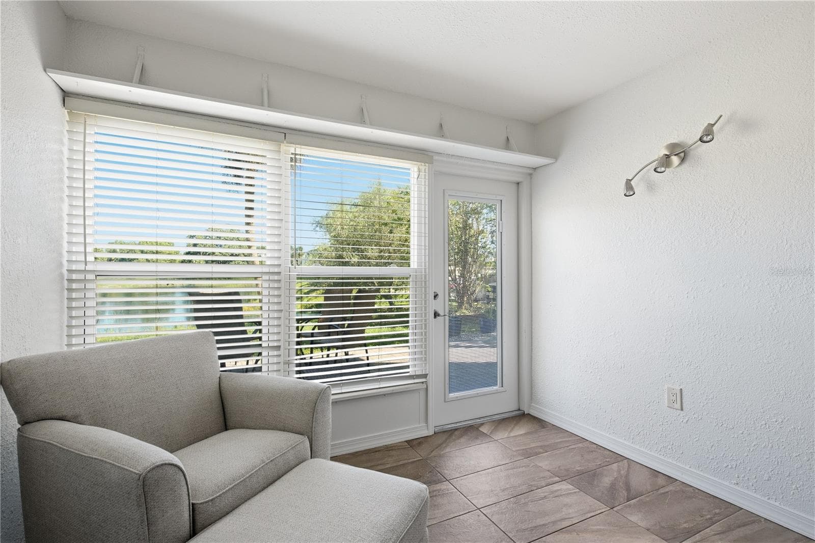 Ample natural light - 821 DELEON CT #109, DUNEDIN