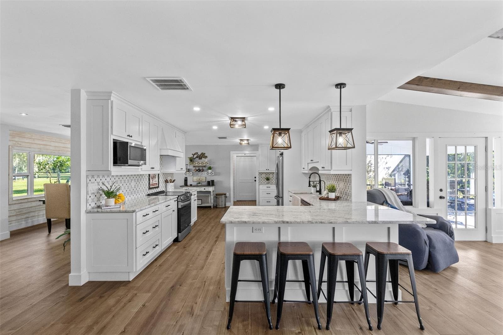 Wrap around breakfast bar. - 2670 MILLS CREEK RD, CHULUOTA