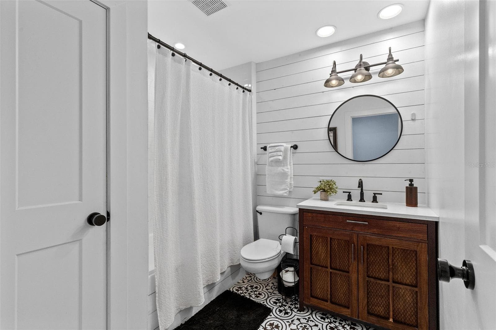 Cute, renovated hall bath. - 2670 MILLS CREEK RD, CHULUOTA