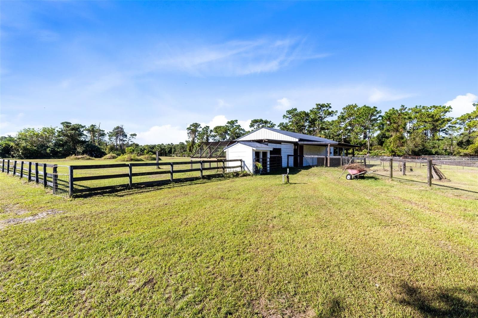 The Barn with 3 stalls, chicken coop and small barn office. - 2670 MILLS CREEK RD, CHULUOTA