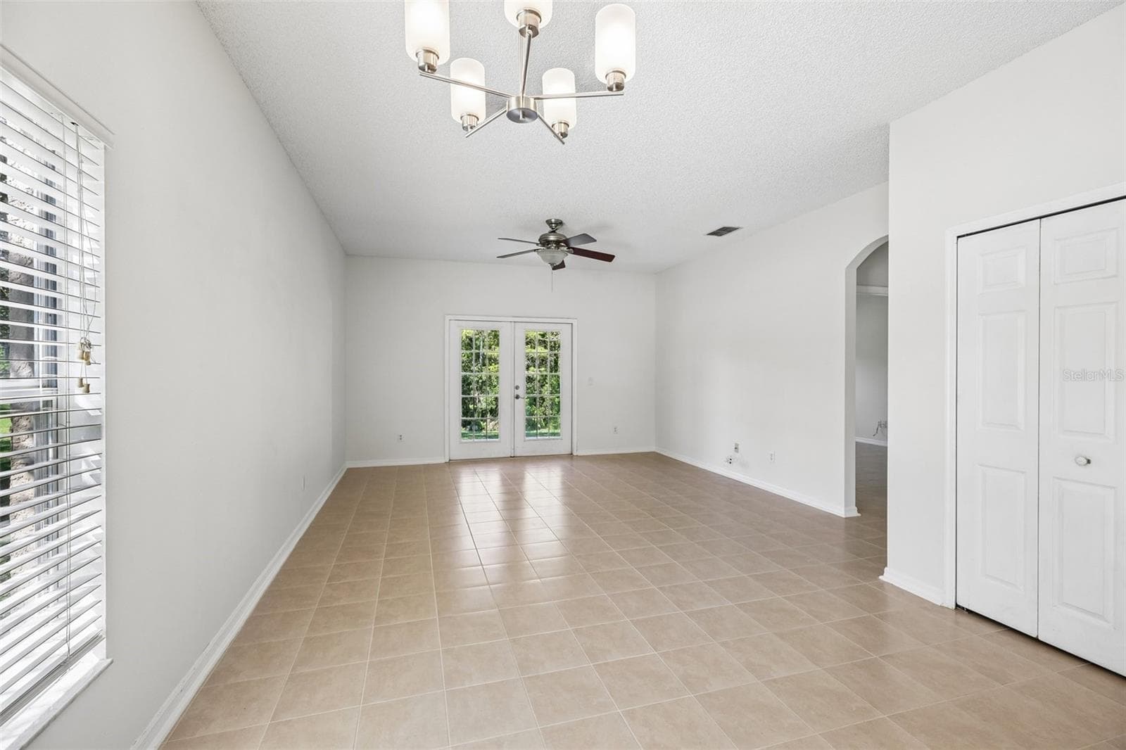 A Breakfast Nook in front of a LARGE PICTURE WINDOW, presents a bright spot for morning coffee or casual meals. - 1806 ANNA CATHERINE DR, ORLANDO