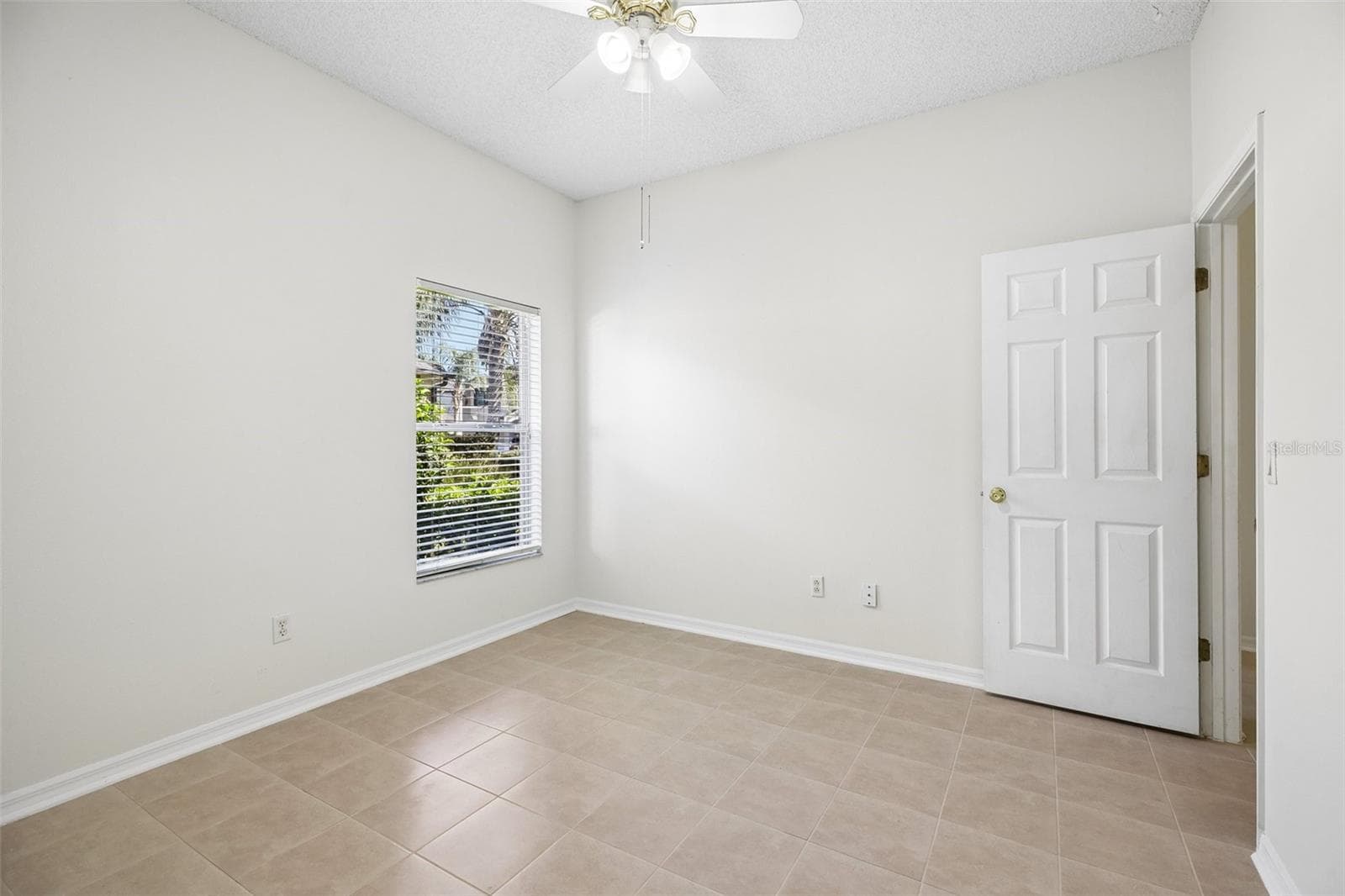 Bedroom 2 offers flexibility for use as a guest room, home office or hobby space. - 1806 ANNA CATHERINE DR, ORLANDO