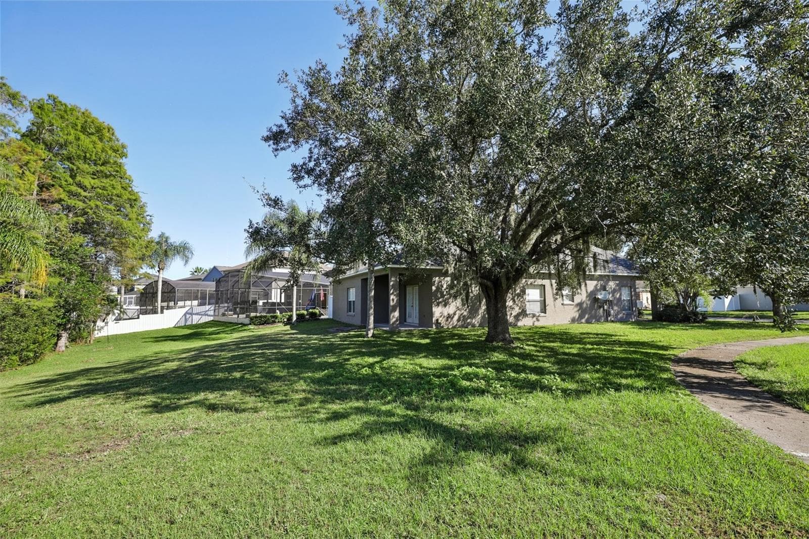 Mature landscaping and large shade trees create a welcoming setting. - 1806 ANNA CATHERINE DR, ORLANDO