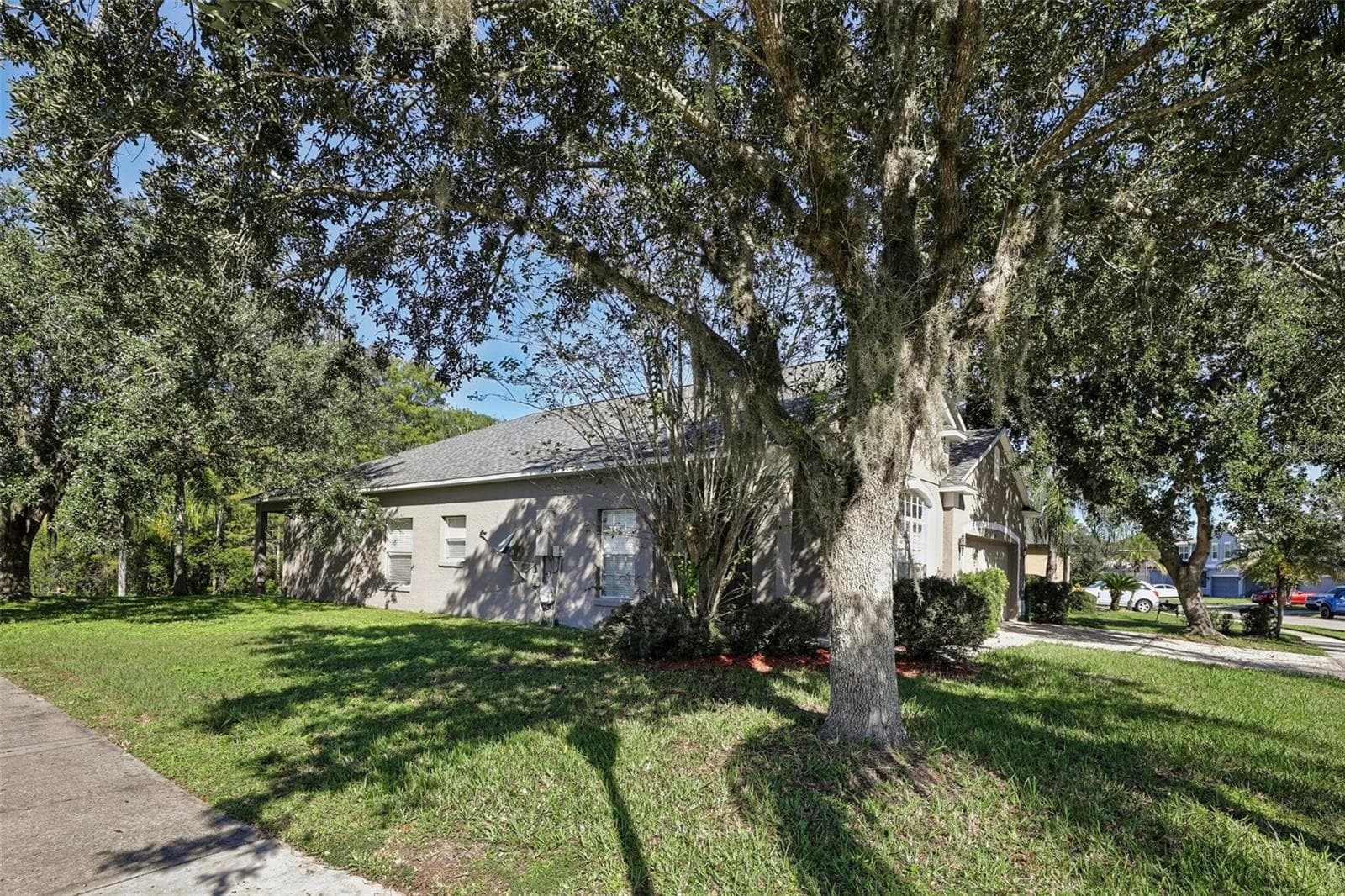 Situated on an OVERSIZED, CORNER LOT with no rear neighbors, the property features GREAT CURB APPEAL. - 1806 ANNA CATHERINE DR, ORLANDO