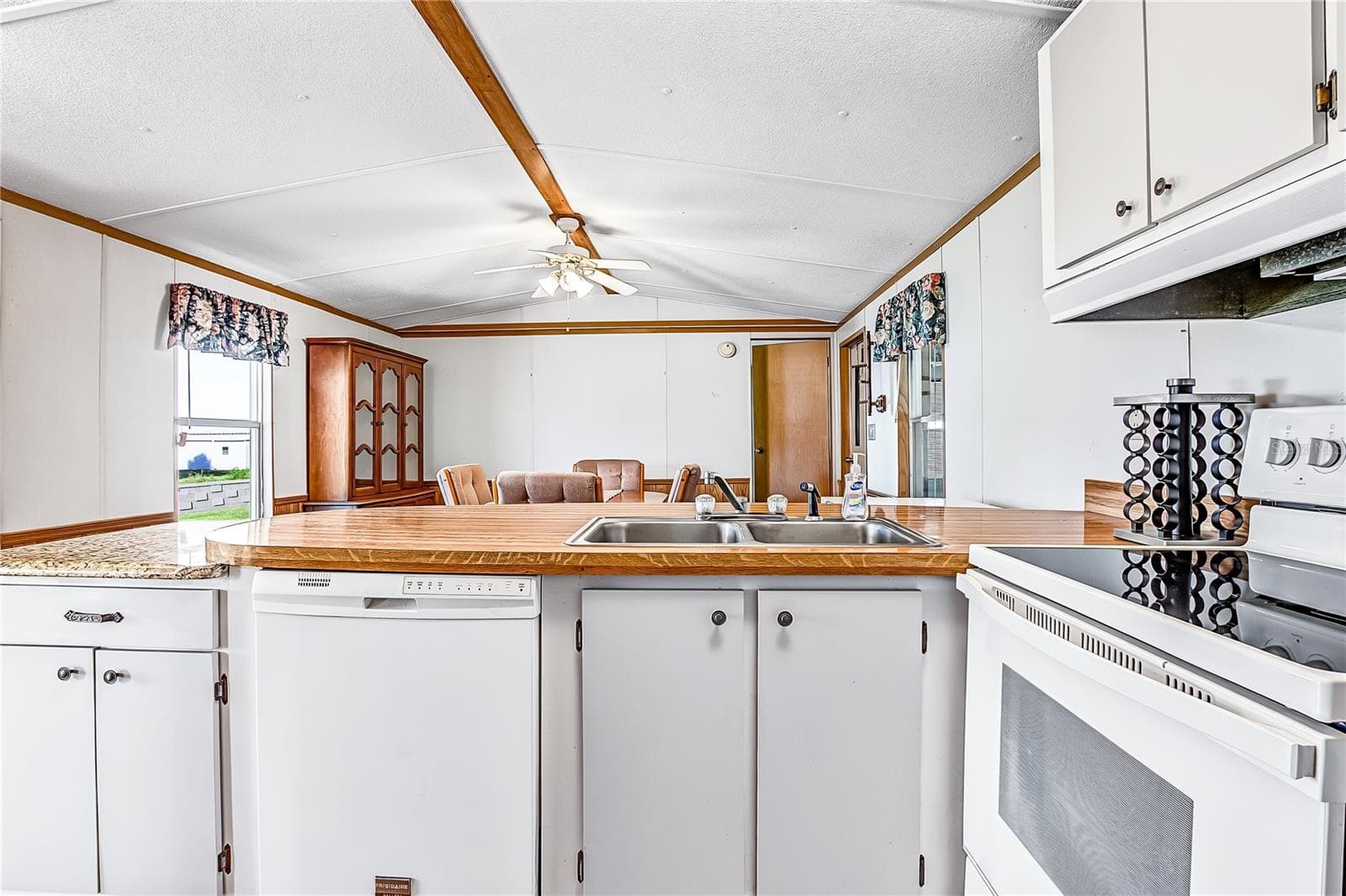Manufactured Home at 36513 LAKEWOOD DR, ZEPHYRHILLS, photo 18 of 44