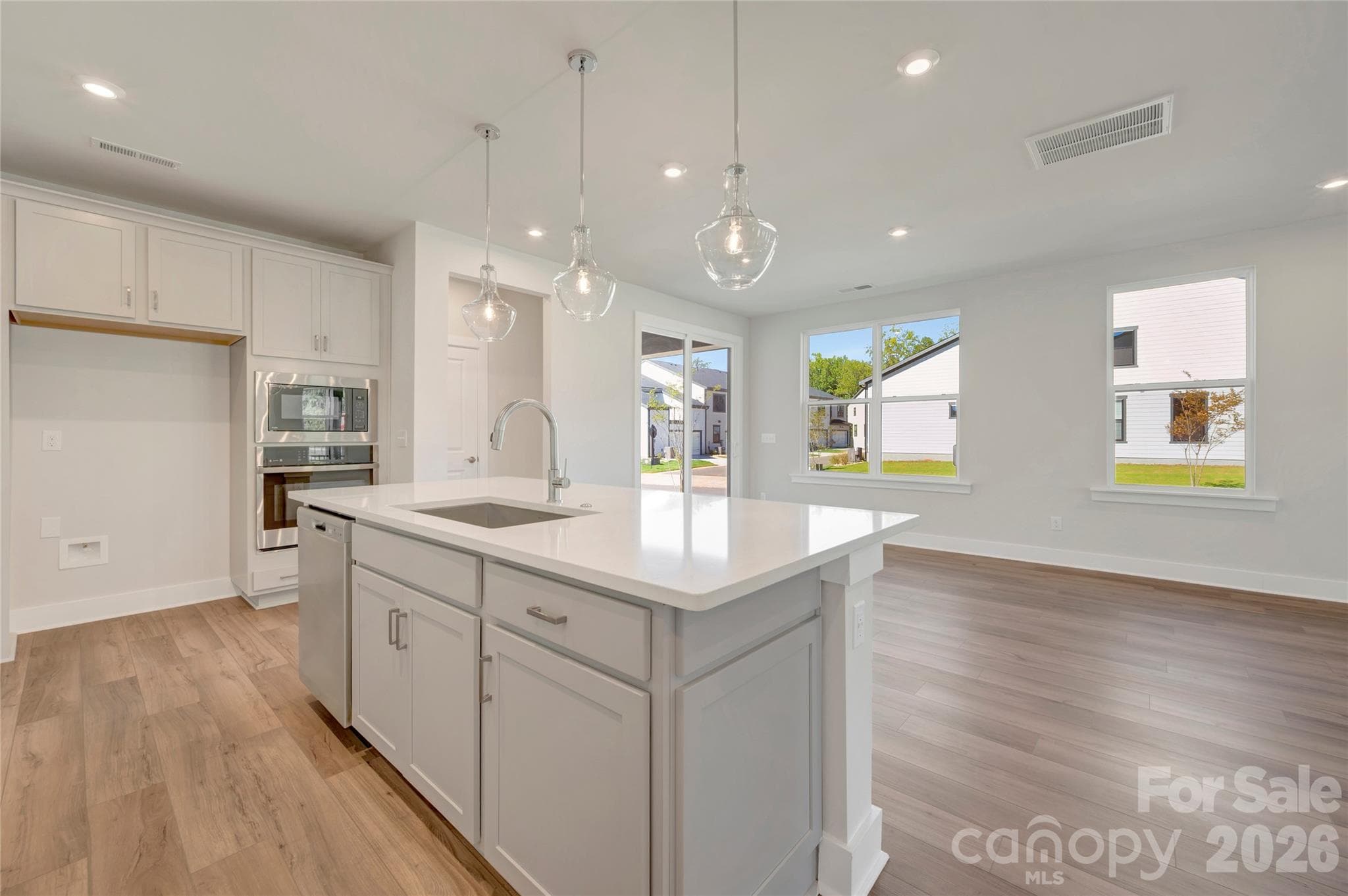 Gourmet kitchen with island - 75 Seven Oaks Landing, Belmont