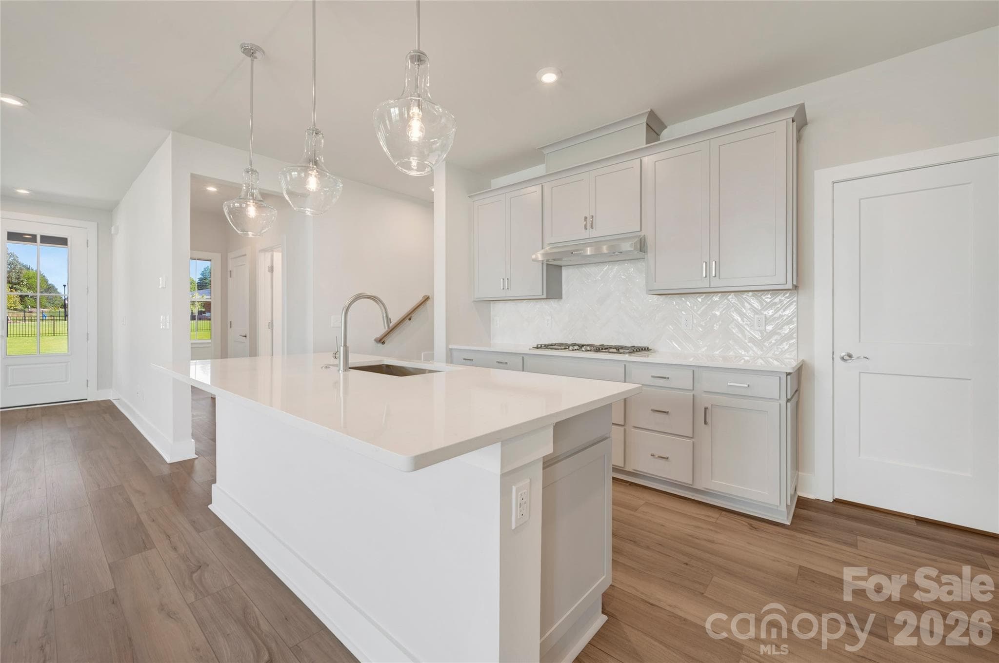 Gourmet kitchen with gas cooktop - 75 Seven Oaks Landing, Belmont