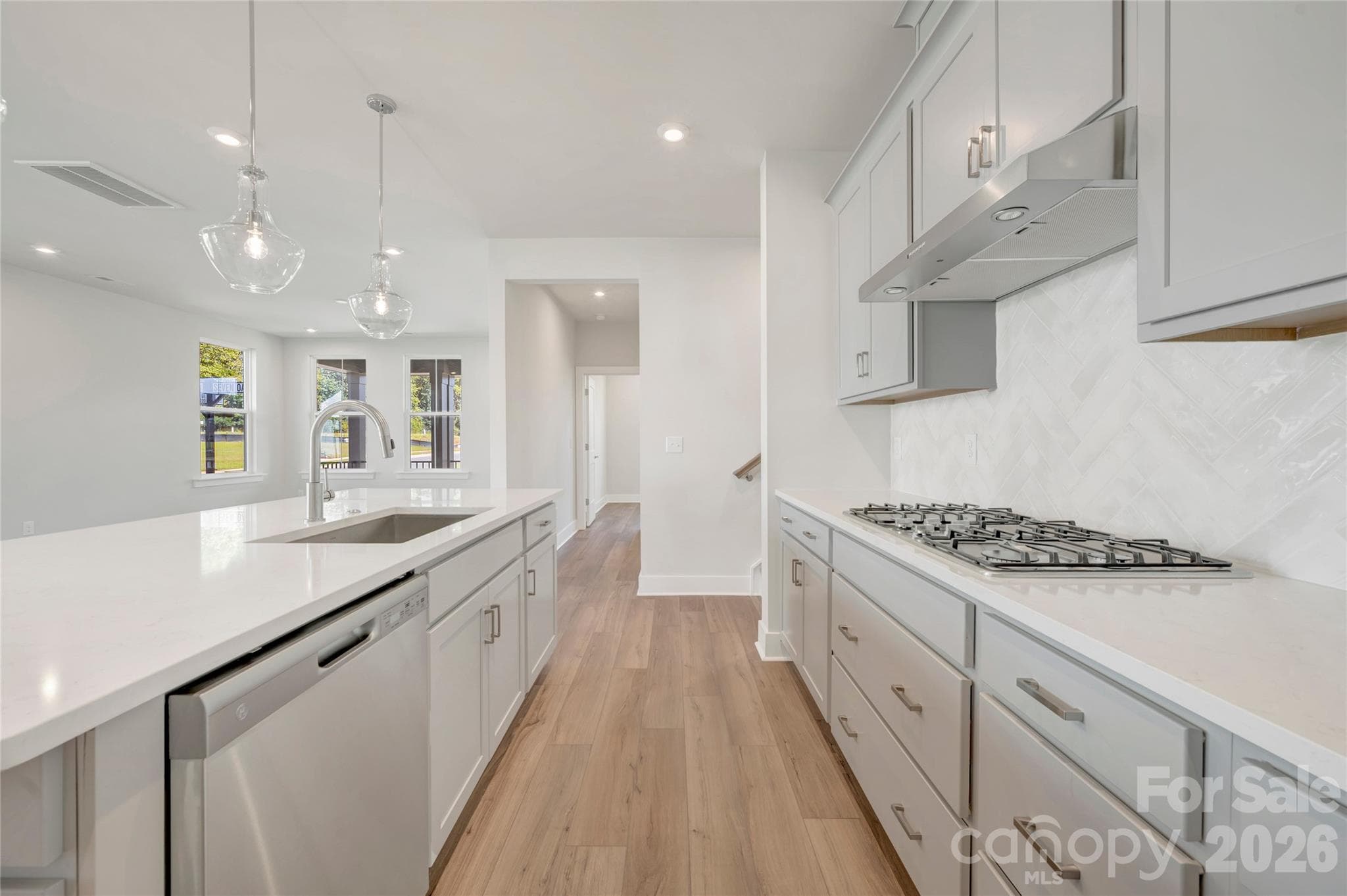 Gourmet kitchen with gas cooktop - 75 Seven Oaks Landing, Belmont