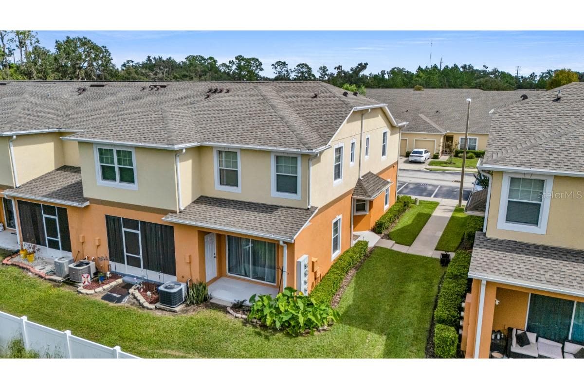 Townhouse at 4019 WINDING VINE DR, LAKELAND, photo 2 of 28