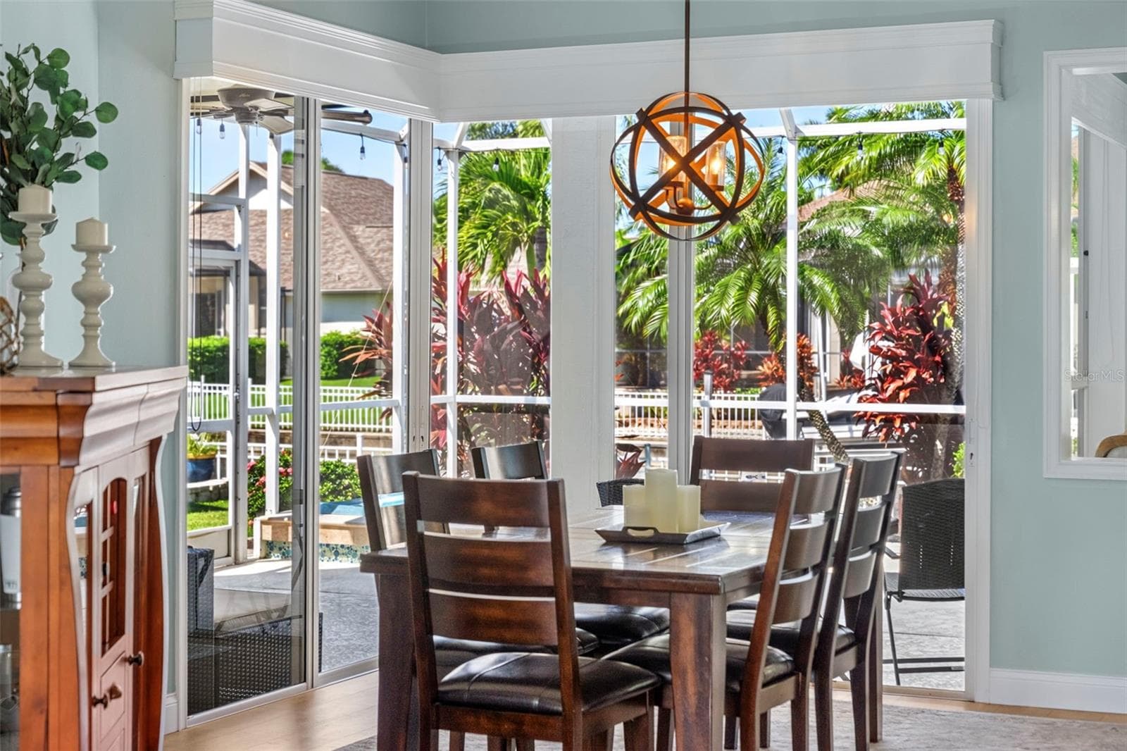 Tropical greenery and direct lanai access create a lovely backdrop for meals with family and friends. - 4739 COMPASS DR, BRADENTON
