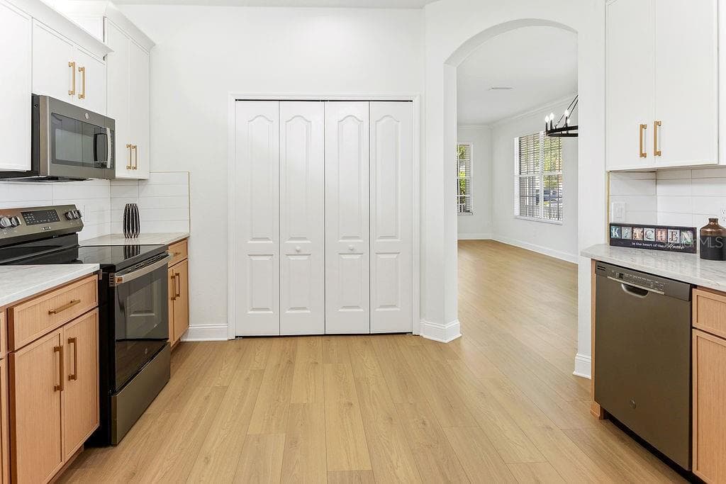 Single Family Residence at 8907 ASHFORD GABLES, TAMPA, photo 11 of 34