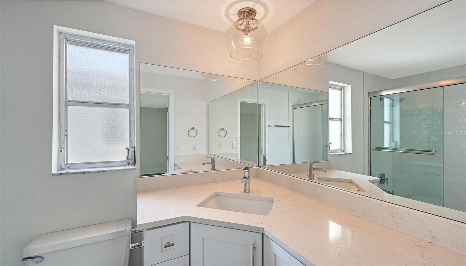 Primary bathroom with tub/shower combo. - 693 SPANISH DR N #24, LONGBOAT KEY