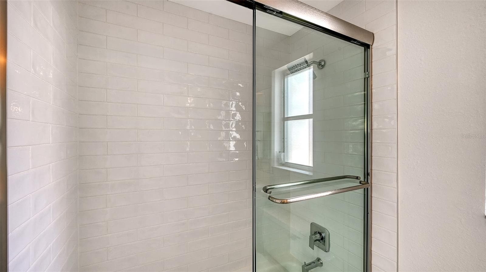 Primary bathroom with tub/shower combo. - 693 SPANISH DR N #24, LONGBOAT KEY