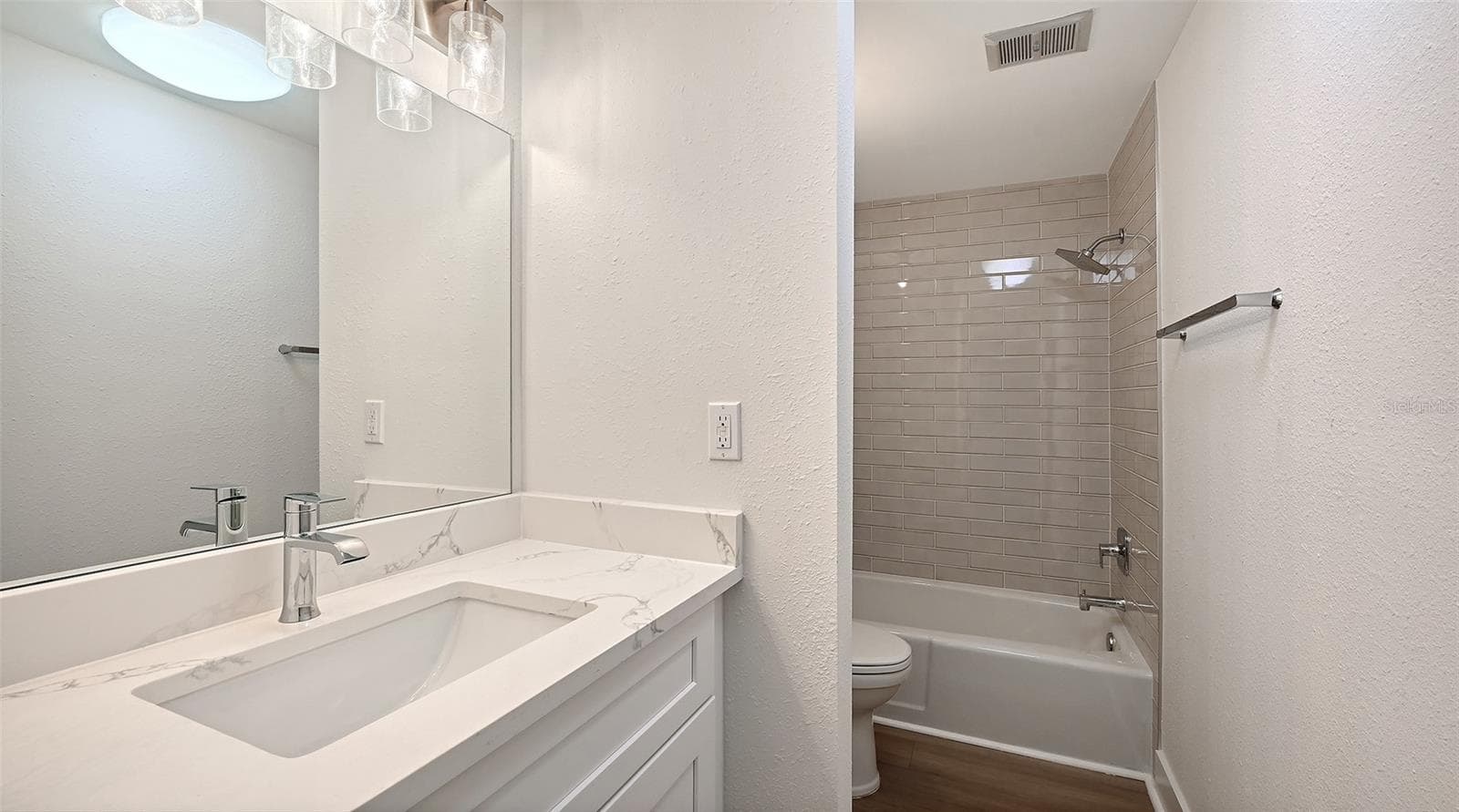 Guest Bathroom with tub/shower combination. - 693 SPANISH DR N #24, LONGBOAT KEY
